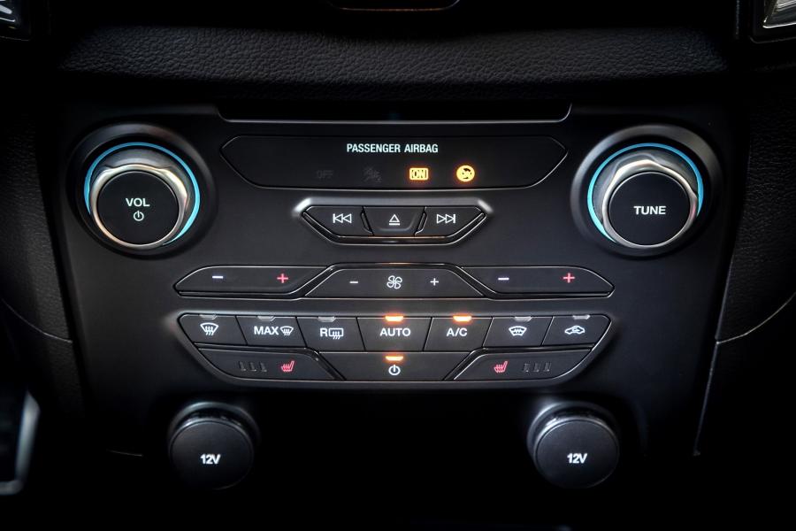 Детали интерьера Ford Ranger Raptor 2018 года  (EU) (фото 38 из 144)